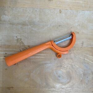 Tupperware Adjustable Vegetable Peeler
